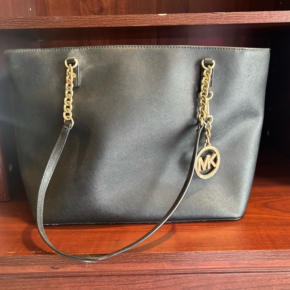 Michael Kors Jet Set Travel Chain Leather Bag